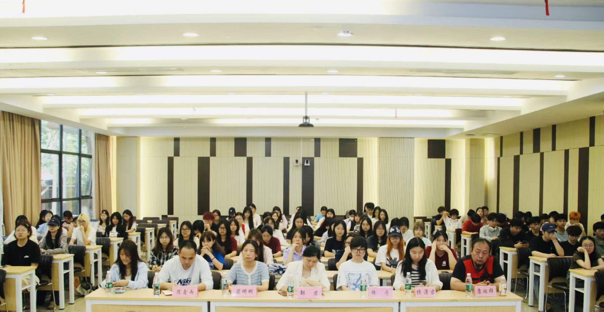 信息技术学院召开2024级广告艺术设计专业写生实训安全动员大会(图2) 信息技术学院召开2024级广告艺术设计专业写生实训安全动员大会(图2)