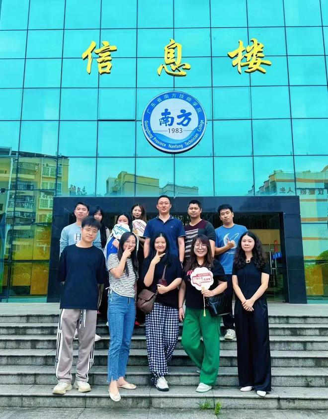 匠心筑梦“艺”领未来！乐昌大联团队赋能2024广东南方技师学院艺术设计学院毕业设计精品展(图1)